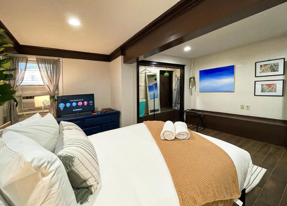 Artist's In The Heart Of The Apartamento Sacramento